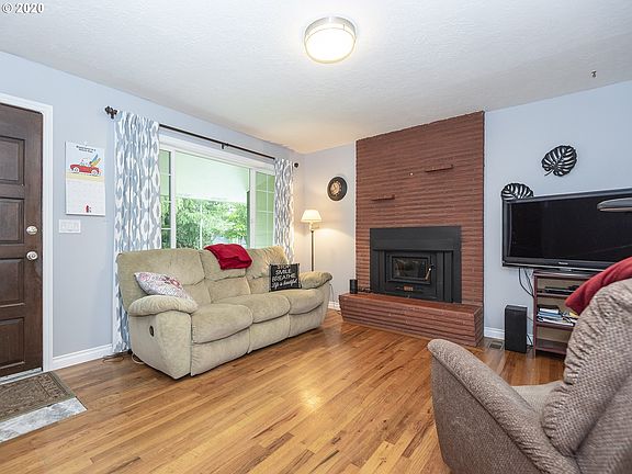 4th image of 1880 SE Alder St