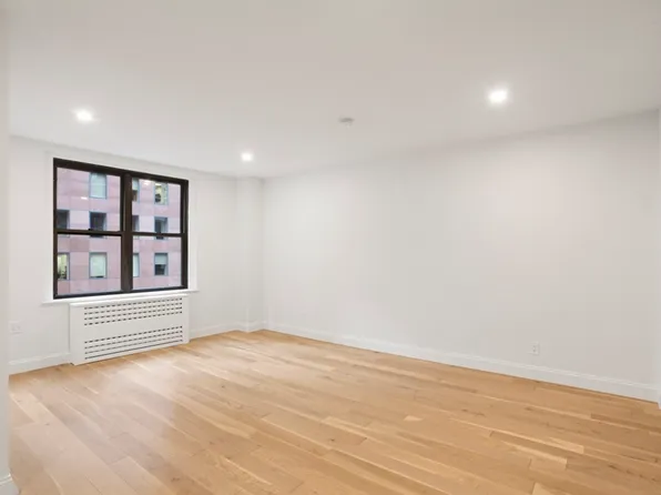 160 East 48th Street image 2 of 10