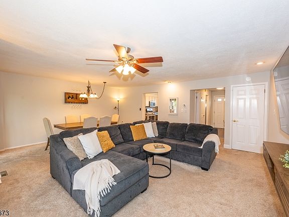 4th image of 1092 Robin Rd
