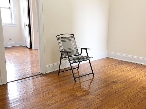 2nd image of 2545 33rd St APT 1F