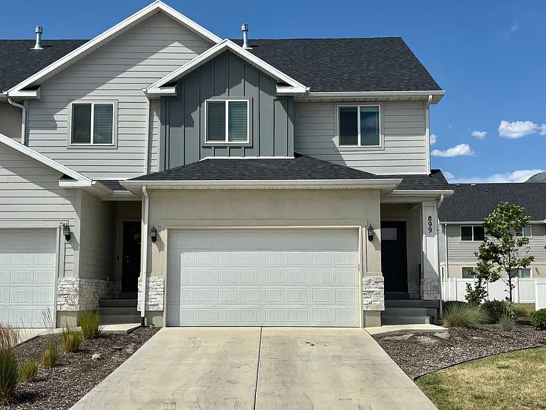 899 E Pacific Dr — Photo 1