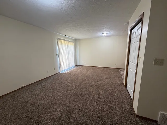 3 bed, 1.5 bath, 1350 sqft, $1,300 — Photo 7