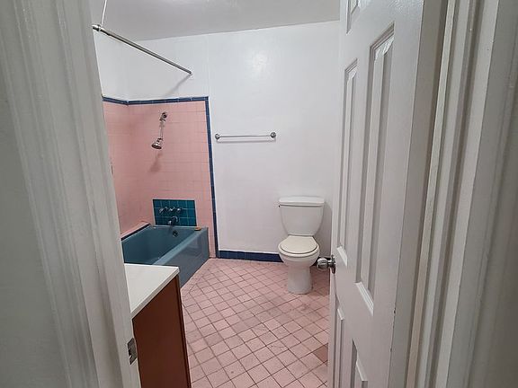 5th image of 1425 Macarthur Blvd #1