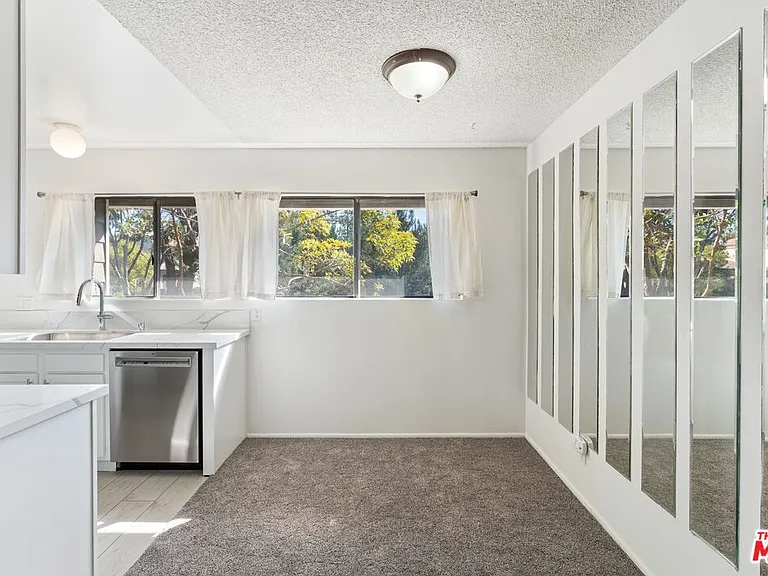 4 Streamwood — Photo 9