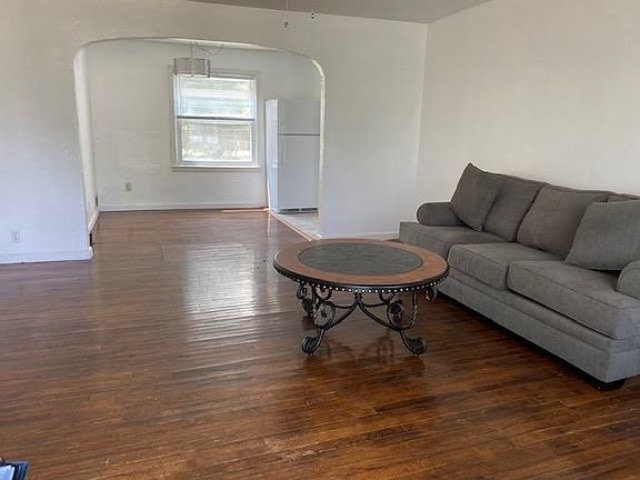 2nd image of 904 W Grand Ave