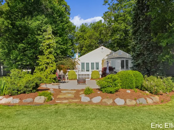 365 Big Bay Dr, Holland, MI 49424