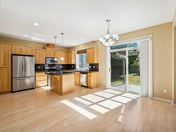 5th image of 705 NW 22nd Ave