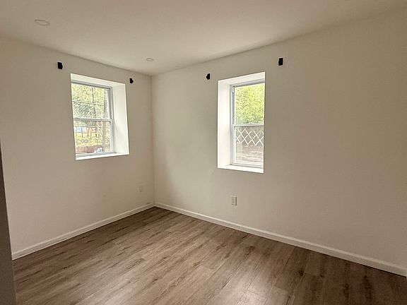 2nd image of 280 Macarthur Ave APT 1