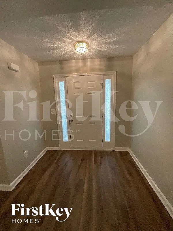 3 bed, 2.0 bath, 1412 sqft, $1,935 — Photo 2