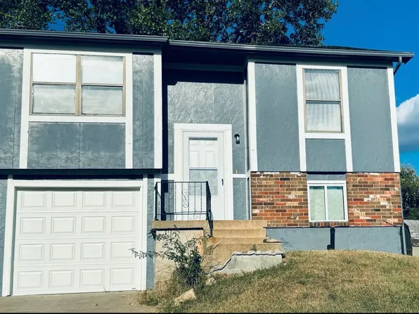 425 Castle Dr, Bonner Springs, KS 66012