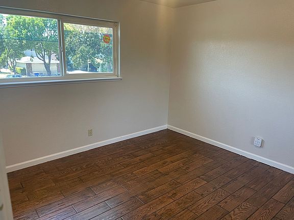 5th image of 3147 Williamsburg Dr APT 4