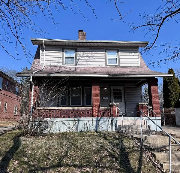101 E Bruce Ave — Photo 1
