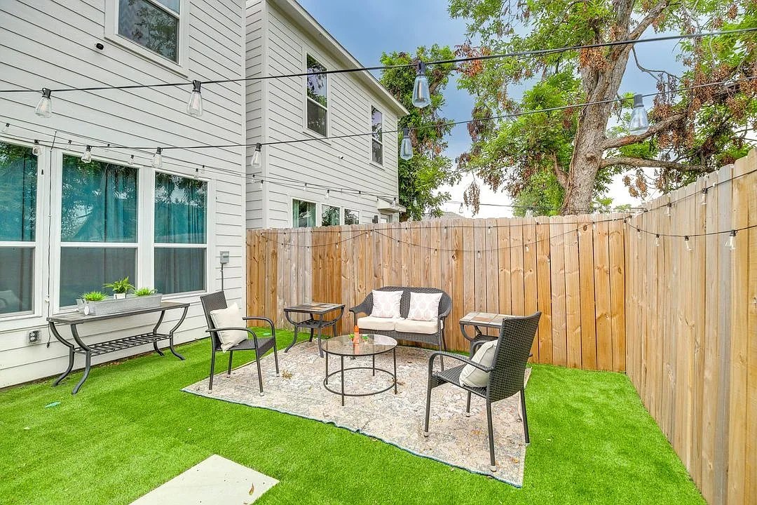 Welcome to this move-in ready 3-bed, 2.5-bath home in the thriving East Downtown Market Street area. — Photo 3