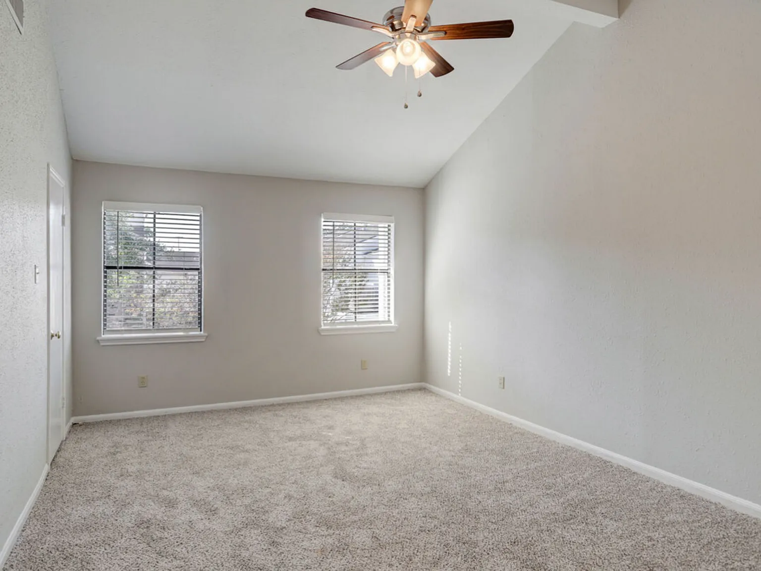 3 bed, 2.5 bath, 2007 sqft, $2,457 — Photo 2