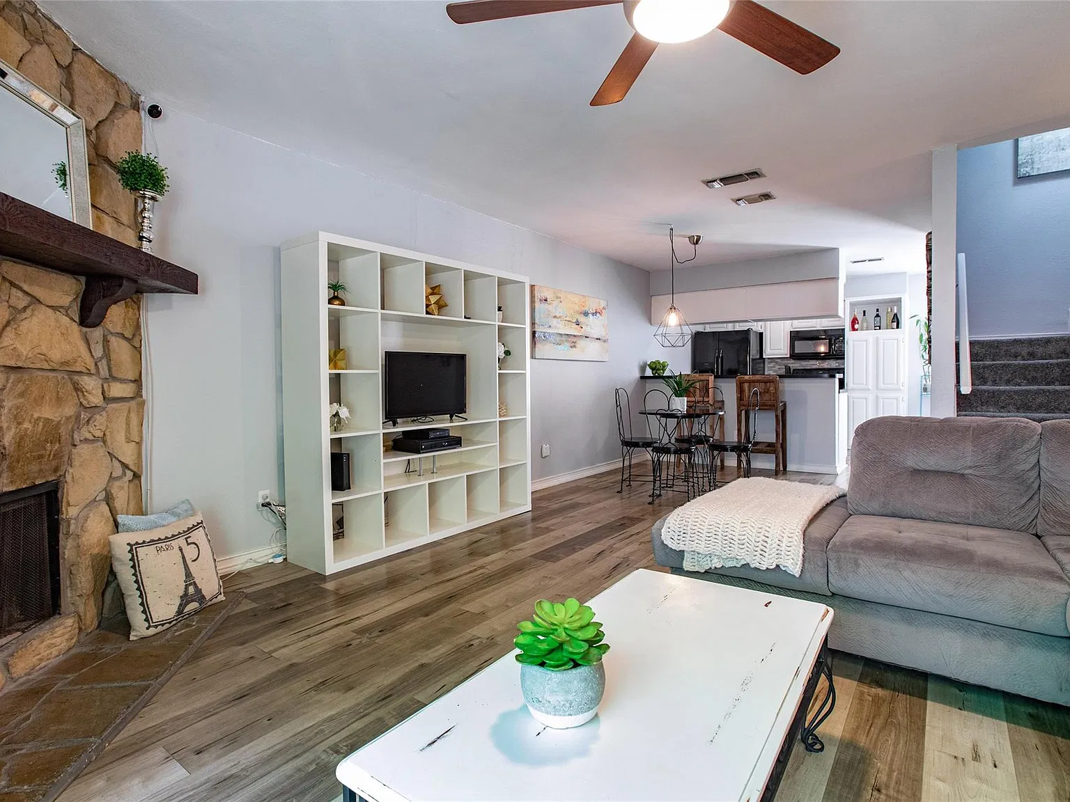 1604 Brentwood Drive - 1604 — Photo 3