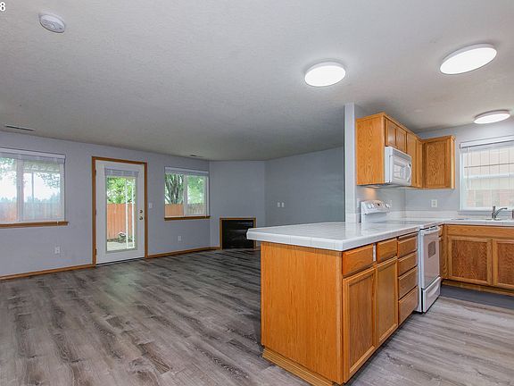5th image of 184 NE Skylar St