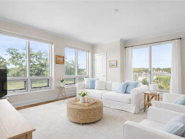 1 Tower Dr APT 406, Portsmouth, RI 02871