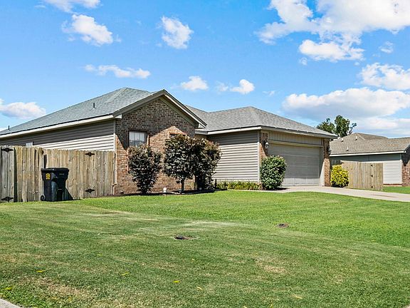 2nd image of 104 Willow Lake Dr