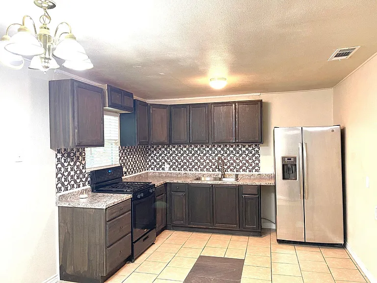 3921 Avenue H — Photo 5