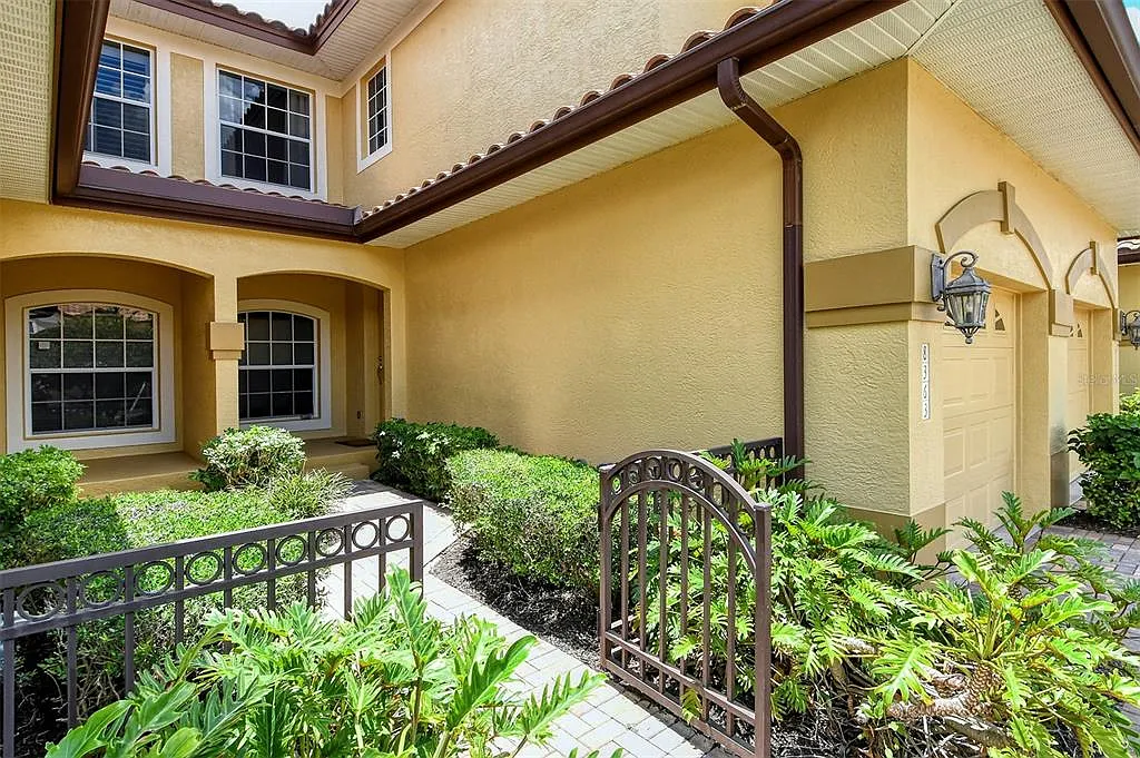 3 bed, 2.0 bath, 1812 sqft, $3,000 — Photo 2