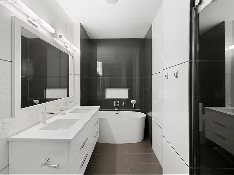 211 W 18th St #5 — Photo 5