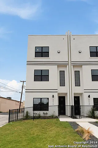 3214 N Elmendorf St — Photo 18