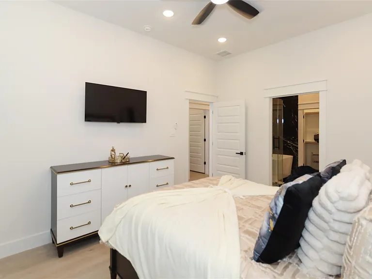 4902 Higgins St #B — Photo 20