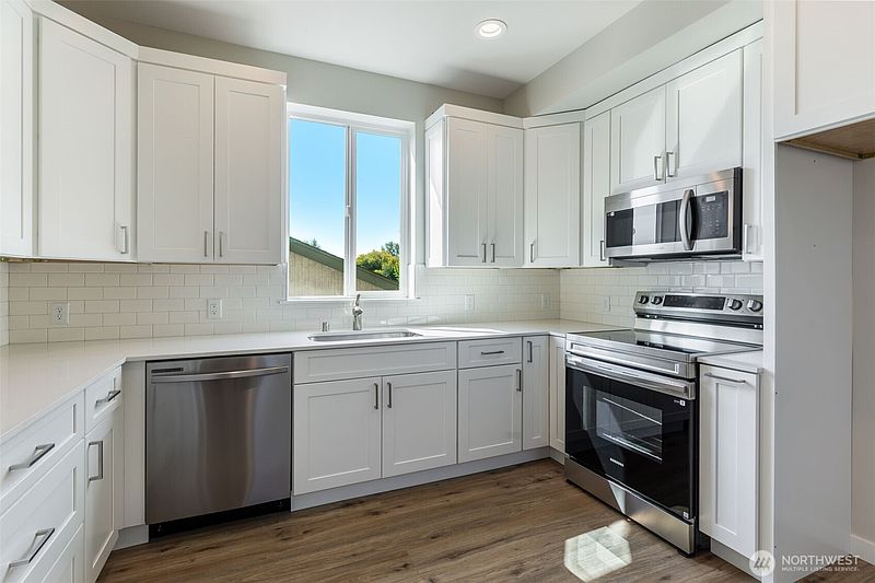 3rd image of 3330 58th Avenue NE