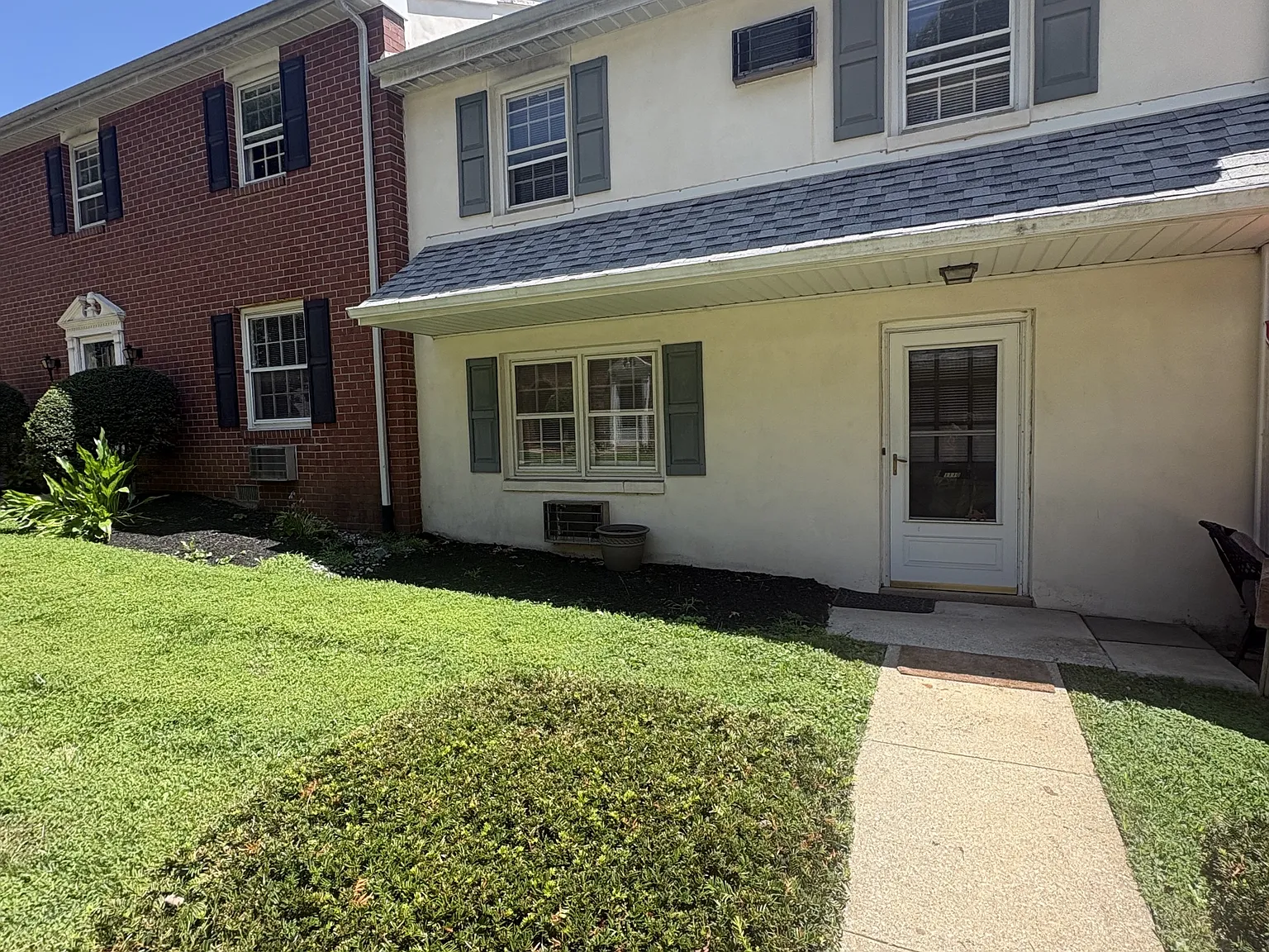 Hampshire Place Apartments — Photo 2