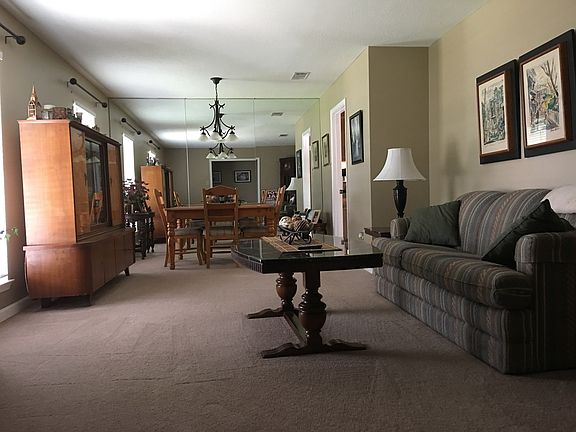 3rd image of 808 Fairfax Dr