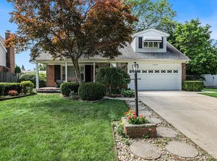 1820 Kenwood St, Trenton, MI 48183