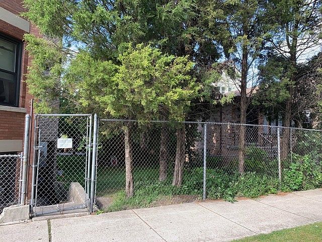 2nd image of 838 W 33rd Pl