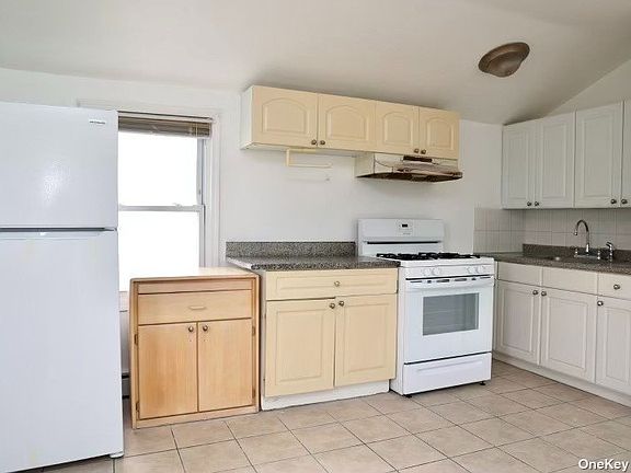 3rd image of 40 Pequot Ave #B