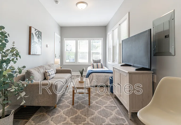 2831 N Kenwood Ave #8 — Photo 1