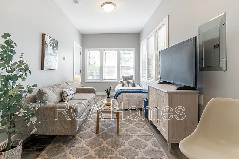 2831 N Kenwood Ave #8