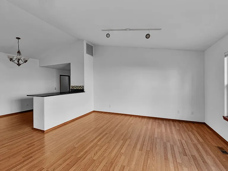 713 SW Puffin St — Photo 2