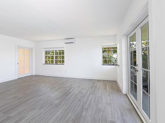 4th image of 8632 Byron Ave #2