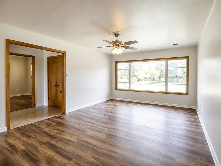804 Merry Ln — Photo 2