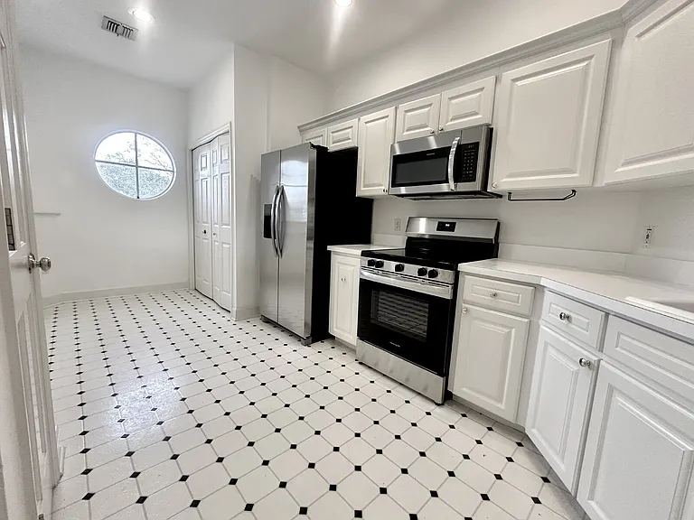 447 Enclave Pl — Photo 5