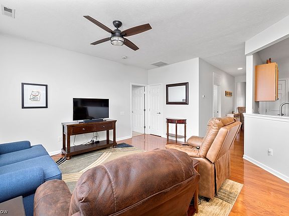 4th image of 38471 Revere Dr