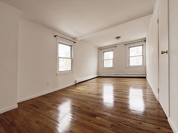 4th image of 713 Lorimer St #2