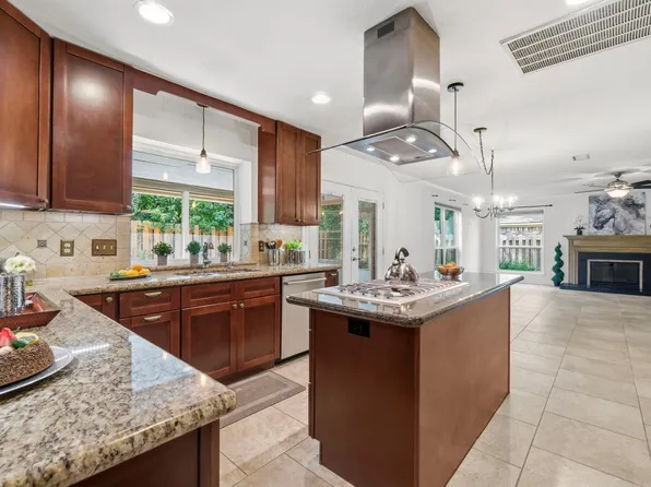 11 Thorn Berry Pl, Spring, TX 77381