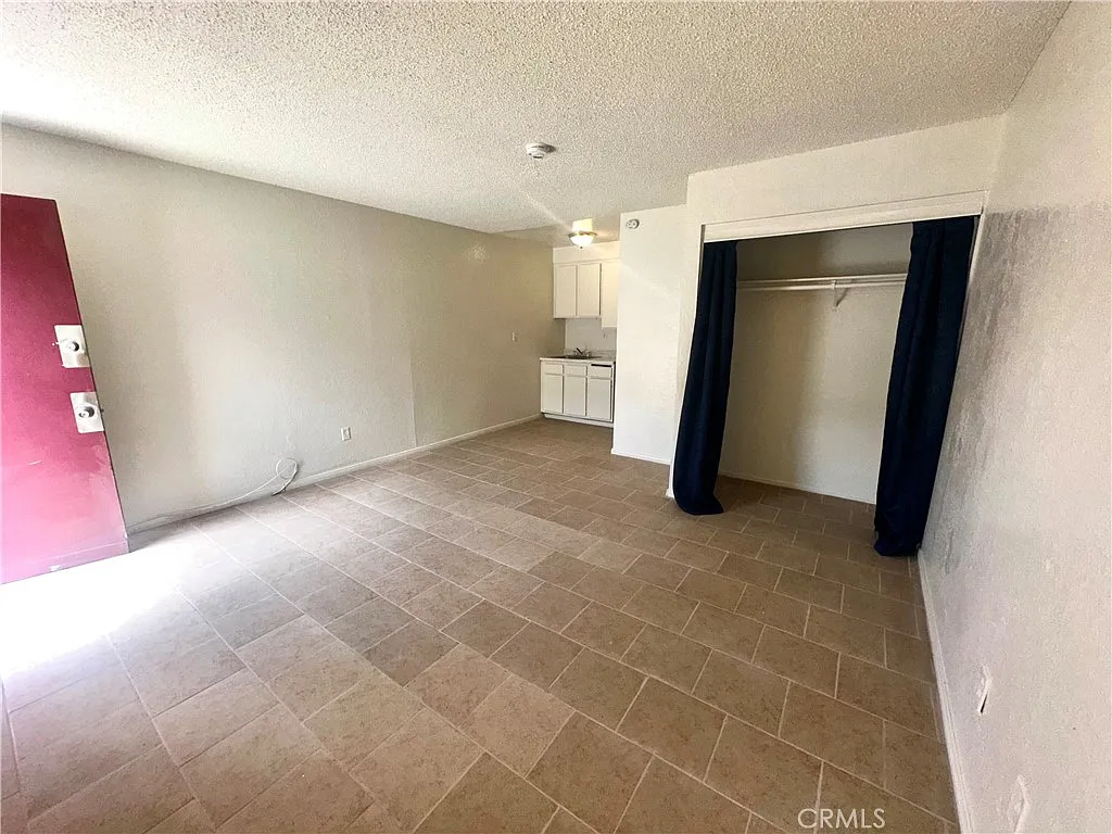 1 bed, 300 sqft, $1,090 — Photo 3