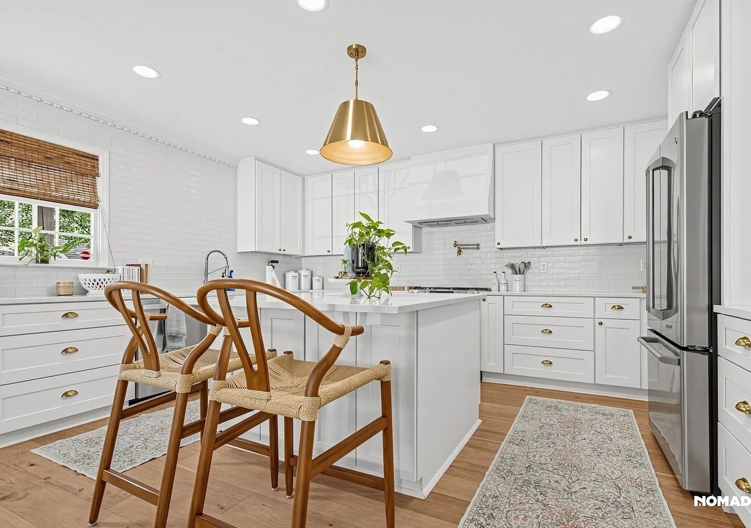 Spacious Southdowns home with detached apartment — Photo 3