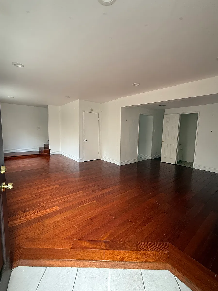 Building Photo - 7137 Hawthorn Ave #3