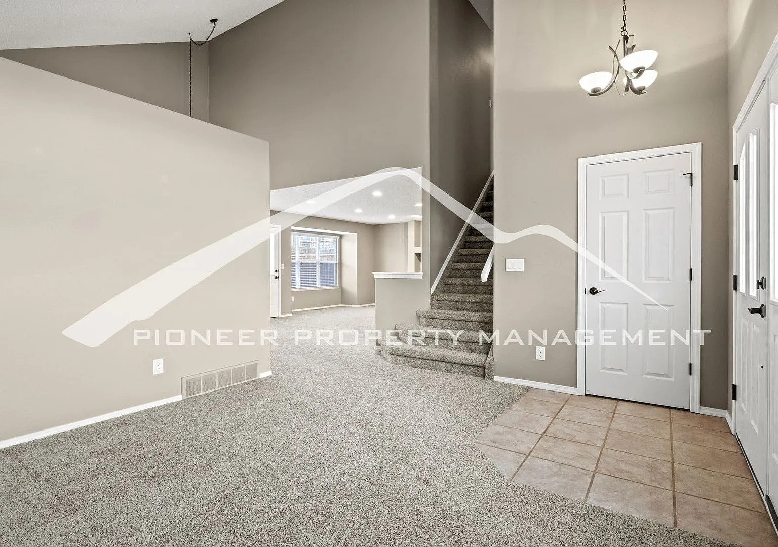 4 Bed, 3.5 Bath with 2 car garage, fully fenced yard, gas fireplace, AC and Modern Refinished Bas... — Photo 3