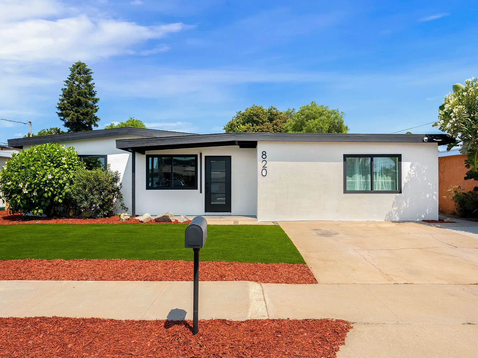 820 Iris Ave — Photo 1
