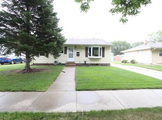 914 20th St S, Fargo, ND 58103