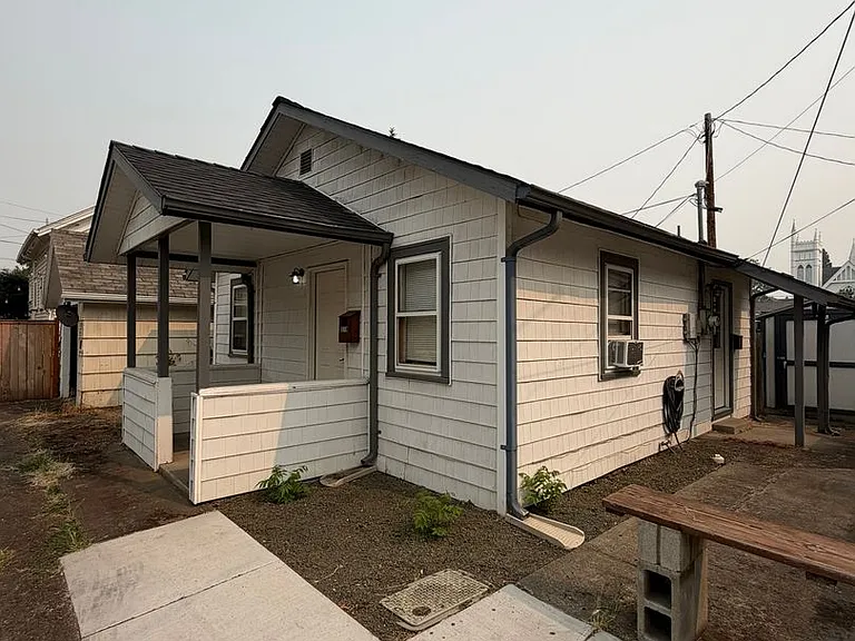 318 Washington St SW — Photo 2