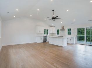 180 Country Ridge Dr, Pt Chester, NY 10573